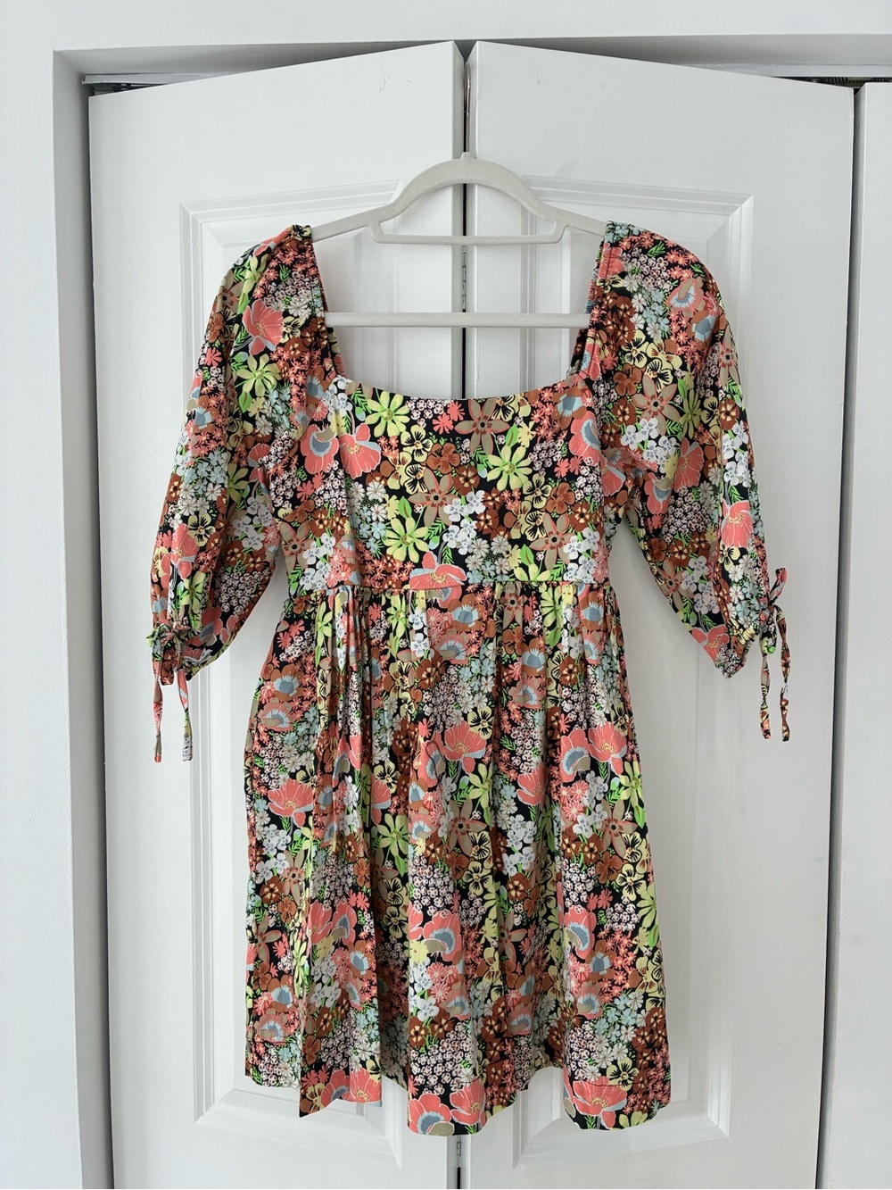 Forever 21 Girls Floral Puff-Sleeve Dress in Coral, Lime & Black